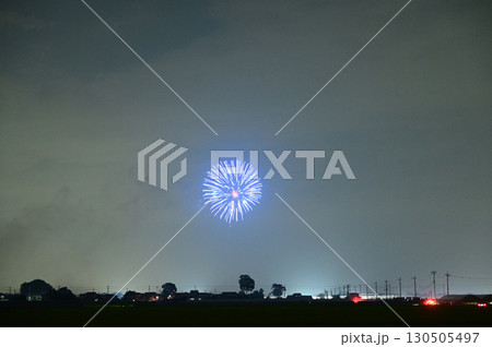 夜空を彩る真夏の打ち上げ花火 夜空を彩る真夏の打ち上げ花火 130505497