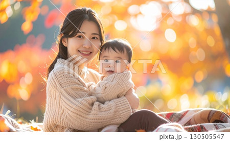 ピクニックブランケットで微笑む母と子の秋シーン ピクニックブランケットで微笑む母と子の秋シーン 130505547