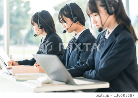 インカム,ヘッドセットをつけて授業を受ける小学生・中学生・高校生(ICT教育,eラーニング) インカム,ヘッドセットをつけて授業を受ける小学生・中学生・高校生(ICT教育,eラーニング) 130505587