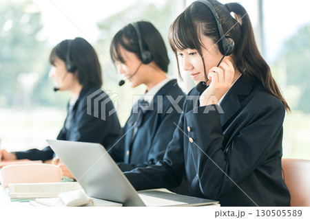 インカム,ヘッドセットをつけて授業を受ける小学生・中学生・高校生(ICT教育,eラーニング) インカム,ヘッドセットをつけて授業を受ける小学生・中学生・高校生(ICT教育,eラーニング) 130505589