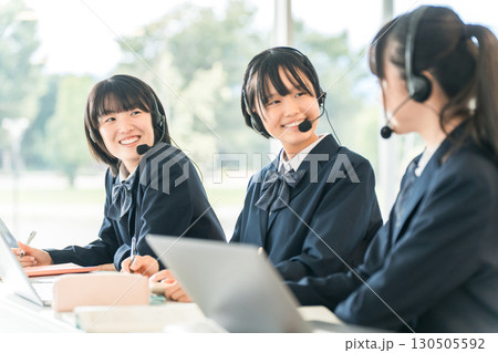 インカム,ヘッドセットをつけて授業を受ける小学生・中学生・高校生(ICT教育,eラーニング) インカム,ヘッドセットをつけて授業を受ける小学生・中学生・高校生(ICT教育,eラーニング) 130505592