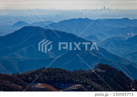 冬の大菩薩連嶺・大蔵高丸から見る横浜の町並み 130505773