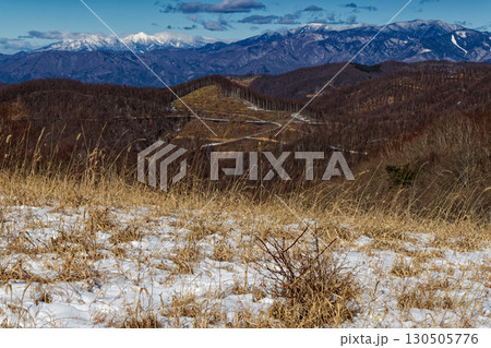 大菩薩連嶺・湯ノ沢峠の草原から見る奥秩父・八ヶ岳の山並み 130505776