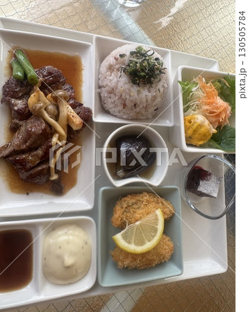 小皿にたくさん乗ったお料理 小皿にたくさん乗ったお料理 130505784