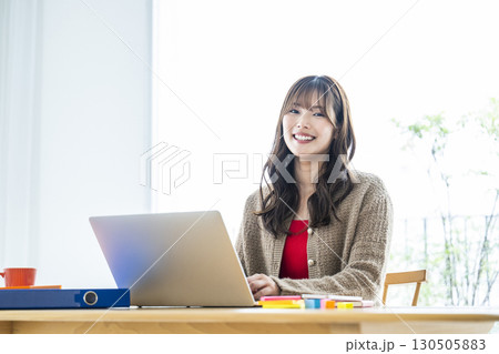若い女性　テレワーク　リモートワーク 130505883