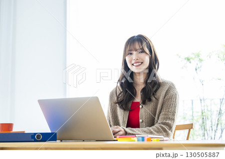 若い女性　テレワーク　リモートワーク 130505887