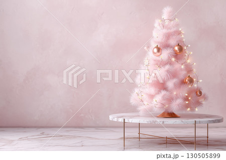 ピンクのクリスマスツリーとシンプルな背景｜フェミニンで華やかな冬のデザイン 130505899