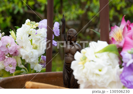 春の花に囲まれた誕生仏 ― 鎌倉 花まつり 130506230
