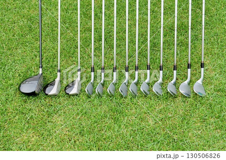 芝生の上に置かれたゴルフクラブ「フェアウェイウッド3本」と「アイアン10本」 芝生の上に置かれたゴルフクラブ「フェアウェイウッド3本」と「アイアン10本」 130506826