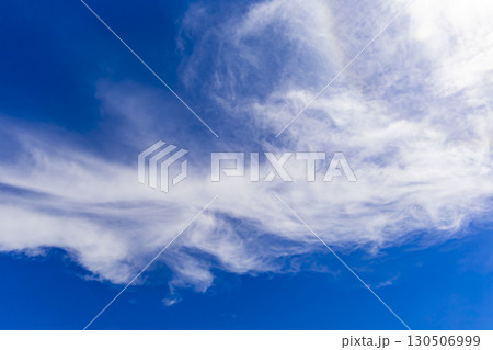 秋の空と白い雲 130506999