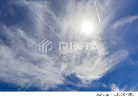 秋の空と白い雲 秋の空と白い雲 130507006