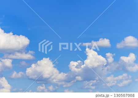 秋の空と白い雲 秋の空と白い雲 130507008