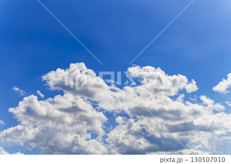 秋の空と白い雲 秋の空と白い雲 130507010