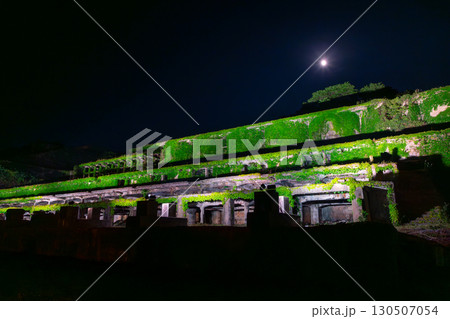 新潟県佐渡市相川北沢町 佐渡金山の選鉱所の遺構である北沢浮遊選鉱場のライトアップ夜景 新潟県佐渡市相川北沢町 佐渡金山の選鉱所の遺構である北沢浮遊選鉱場のライトアップ夜景 130507054