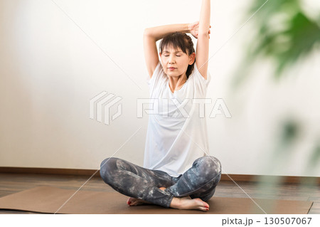 ヨガスタジオ・ヨガ教室でヨガをする女性(インストラクター・ヨガ講師) ヨガスタジオ・ヨガ教室でヨガをする女性(インストラクター・ヨガ講師) 130507067