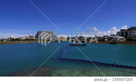 沖縄県北谷町美浜 デポアイランドと青い空 沖縄県北谷町美浜 デポアイランドと青い空 130507103