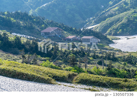 南竜道から見る南竜ヶ馬場の南竜山荘 初夏の白山御前峰登山(トンビ岩コース) 南竜道から見る南竜ヶ馬場の南竜山荘 初夏の白山御前峰登山(トンビ岩コース) 130507336