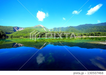 夏の上高地・大正池と焼岳　 130507468