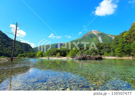 夏の上高地・大正池と焼岳　 130507477