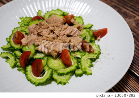 白い皿に乗ったゴーヤーサラダ 白い皿に乗ったゴーヤーサラダ 130507892