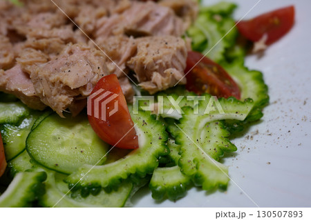 白い皿に乗ったゴーヤーサラダ 130507893