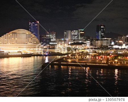 ライトアップした神戸メリケンパーク付近の夜景の空撮 130507978