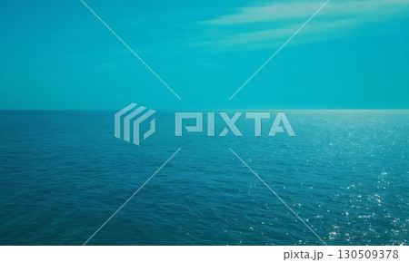 海に反射する太陽 130509378