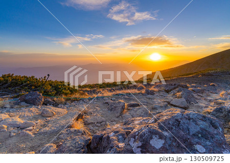 【日の出素材】初冬の硫黄岳から見る日の出【長野県】 130509725