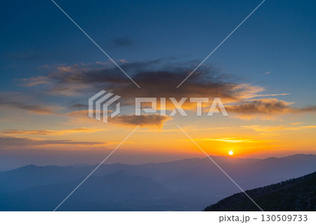 【日の出素材】初冬の硫黄岳から見る日の出【長野県】 130509733