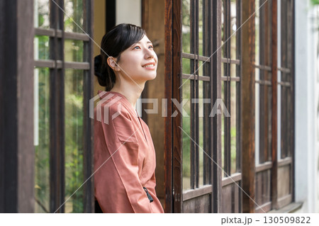 老舗の温泉旅館・高級旅館・宿坊で働く仲居さん・女将さん 130509822