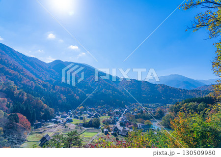 【秋素材】錦秋の白川郷・展望台から見える風景【岐阜県】 【秋素材】錦秋の白川郷・展望台から見える風景【岐阜県】 130509980