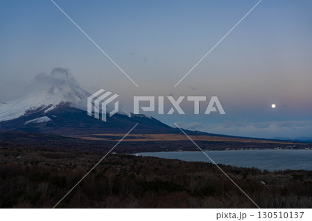【富士山素材】山中湖明神山パノラマ台から見る雲をかぶった富士山の朝焼け【山梨県】 130510137