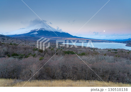 【富士山素材】山中湖明神山パノラマ台から見る雲をかぶった富士山の朝焼け【山梨県】 【富士山素材】山中湖明神山パノラマ台から見る雲をかぶった富士山の朝焼け【山梨県】 130510138