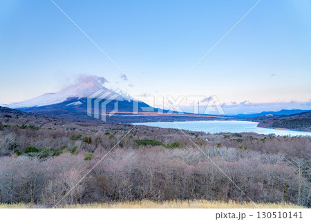 【富士山素材】山中湖明神山パノラマ台から見る雲をかぶった富士山の朝焼け【山梨県】 130510141