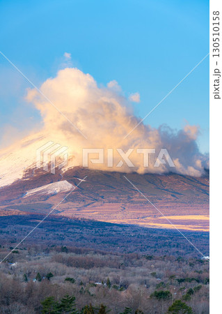 【富士山素材】山中湖明神山パノラマ台から見る雲をかぶった富士山の朝焼け【山梨県】 【富士山素材】山中湖明神山パノラマ台から見る雲をかぶった富士山の朝焼け【山梨県】 130510158