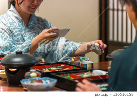 温泉旅館・旅館での食事・部屋食・夕食をスマホで写真をとる浴衣姿の夫婦,カップル 温泉旅館・旅館での食事・部屋食・夕食をスマホで写真をとる浴衣姿の夫婦,カップル 130510159