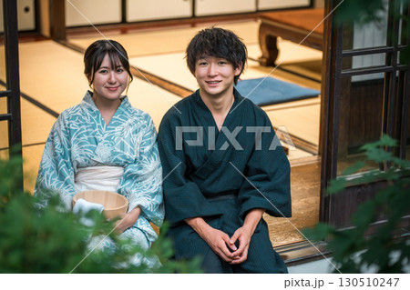 温泉旅館・宿坊・古民家の縁側で夕涼みする浴衣姿の夫婦・カップル 温泉旅館・宿坊・古民家の縁側で夕涼みする浴衣姿の夫婦・カップル 130510247