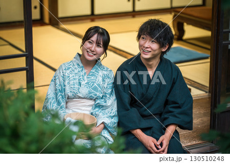 温泉旅館・宿坊・古民家の縁側で夕涼みする浴衣姿の夫婦・カップル 温泉旅館・宿坊・古民家の縁側で夕涼みする浴衣姿の夫婦・カップル 130510248