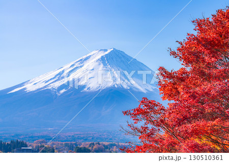 【富士山素材】秋の河口湖から見る冠雪した富士山と紅葉【山梨県】 【富士山素材】秋の河口湖から見る冠雪した富士山と紅葉【山梨県】 130510361