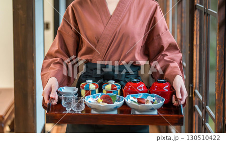 老舗の温泉旅館・高級旅館・宿坊で働く仲居さん・女将さん(配膳) 老舗の温泉旅館・高級旅館・宿坊で働く仲居さん・女将さん(配膳) 130510422