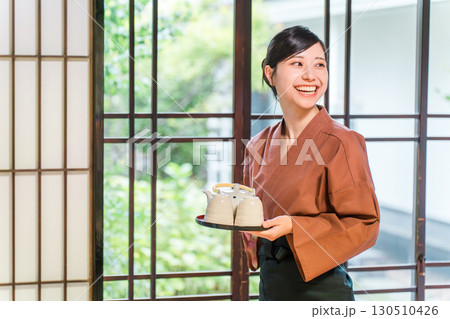 老舗の温泉旅館・高級旅館・宿坊で働く仲居さん・女将さん 130510426
