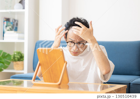 ビューティーイメージ 髪の毛を気にする男性 ビューティーイメージ 髪の毛を気にする男性 130510439