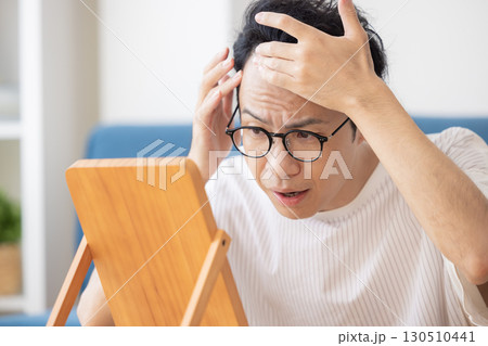ビューティーイメージ 髪の毛を気にする男性 ビューティーイメージ 髪の毛を気にする男性 130510441