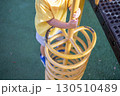 公園の遊具で遊ぶ黄色い服を着た小さな男の子 130510489