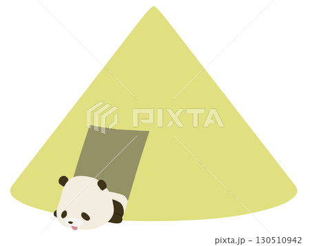 テントで寝転ぶ笑顔のパンダ 130510942