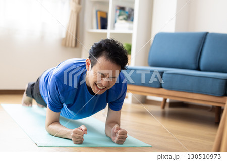 自宅でトレーニングをするミドル男性 130510973