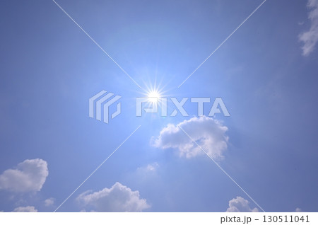 中心に太陽が輝く青空 中心に太陽が輝く青空 130511041