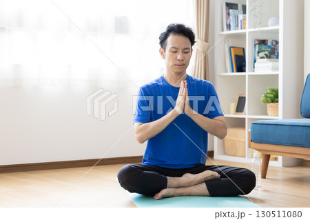 自宅でヨガをするミドル男性 130511080
