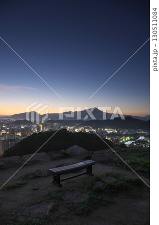 鳥取県米子市の夏の米子城跡からの伯耆大山と日の出 鳥取県米子市の夏の米子城跡からの伯耆大山と日の出 130511084