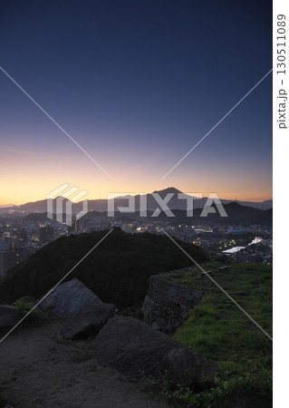 鳥取県米子市の夏の米子城跡からの伯耆大山と日の出 130511089